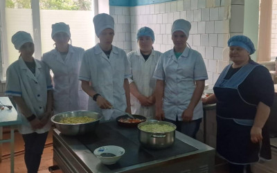 Год рабочих профессий: сельским павлодарским студентам наглядно показали работу в кафе